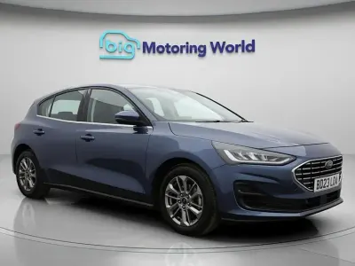 Begagnad Ford Focus Titanium 125 HK (91 kW) 2023 Blå Halvkombi