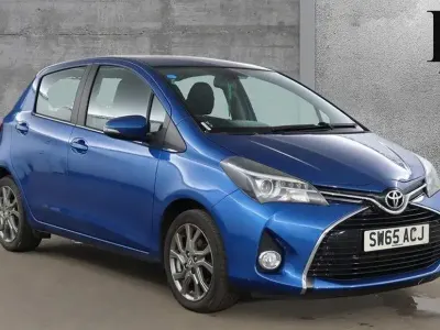 Used Toyota Yaris 99 HP (72 kW) 2015 Blue Hatchback