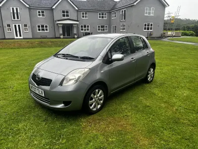 Used Toyota Yaris 85 HP (62 kW) 2007 Silver Hatchback