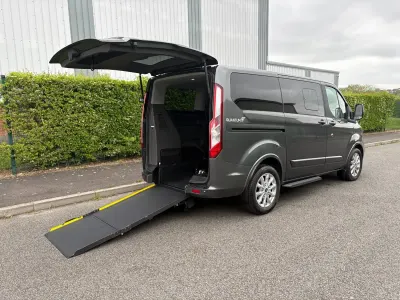 Usado Ford Tourneo Titanium 130 HP (95 kW) 2020 Cinzento Monovolume