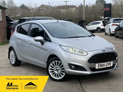Używany Ford Fiesta Titanium 105 KM (77 kW) 2014 Srebrny Hatchback