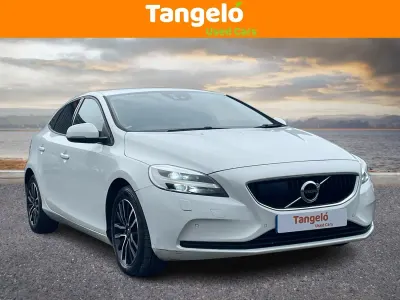 Begagnad Volvo V40 Momentum 122 HK (89 kW) 2018 Vit Halvkombi