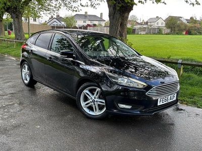 Begagnad Ford Focus Zetec 125 HK (91 kW) 2016 Svart Halvkombi