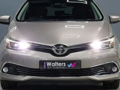 Usado Toyota Auris 116 HP (85 kW) 2016 Castanho Citadino