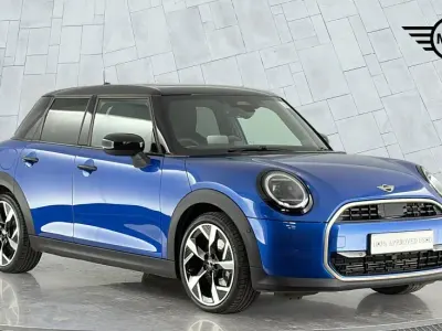 Usado Mini Cooper Hatch 113 kW (154 HP) 2025 Azul Citadino