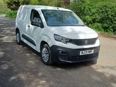 Używany Peugeot Partner Premium 131 KM (96 kW) 2021 Biały Minivan