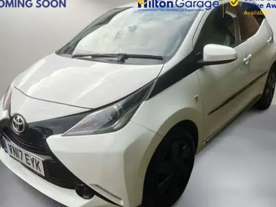 Begagnad Toyota Aygo X-play 69 HK (50 kW) 2017 Vit Halvkombi