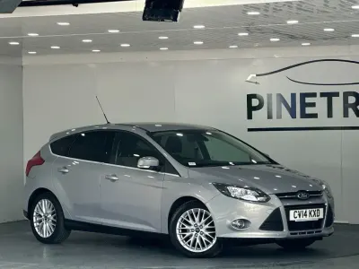 Begagnad Ford Focus Zetec 2014 Silver Halvkombi
