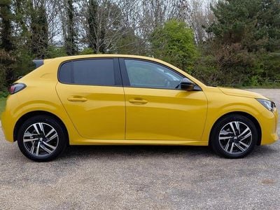 Used Peugeot 208 Allure+ 101 HP (74 kW) 2023 Yellow Hatchback