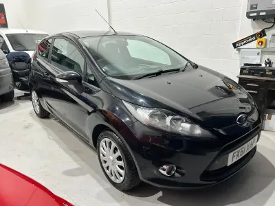Begagnad Ford Fiesta 2011 Svart Halvkombi