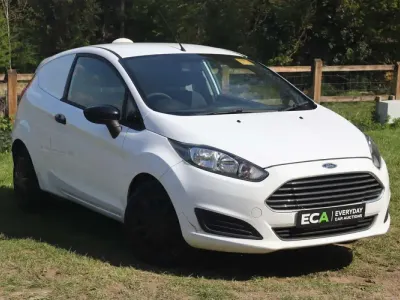 Używany Ford Fiesta 94 KM (69 kW) 2015 Biały Van