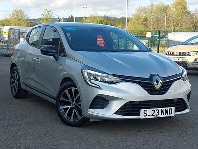 Używany Renault Clio V Evolution 90 KM (66 kW) 2023 Srebrny Hatchback