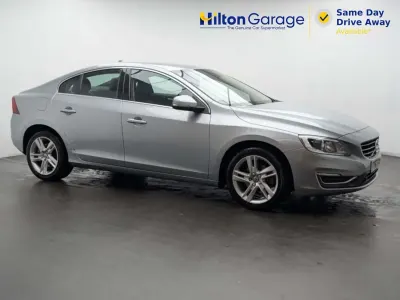 Usado Volvo S60 SE Lux 190 CV (139 kW) 2017 Plateado Berlina