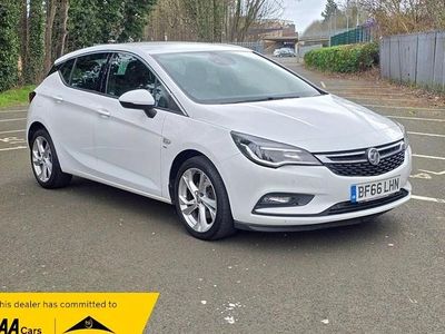 Used Vauxhall Astra SRi 136 HP (100 kW) 2017 White Hatchback
