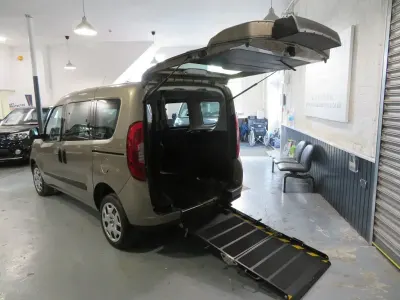 Käytetty Fiat Doblò Easy 95 HP (69 kW) 2017 Harmaa Tila-auto