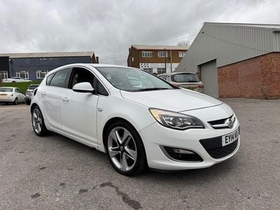 Used Vauxhall Astra SRi 165 HP (121 kW) 2014 White Hatchback