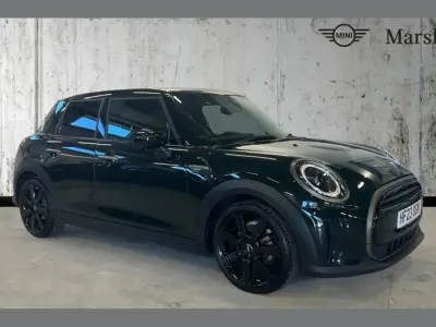 Begagnad Mini Cooper Comfort 134 HK (98 kW) 2023 Grön Halvkombi