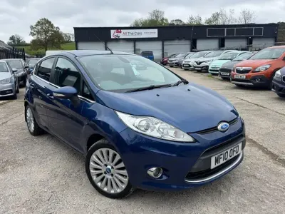 Begagnad Ford Fiesta Titanium 2010 Blå Halvkombi