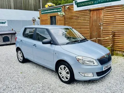 Usado Skoda Fabia 69 HP (50 kW) 2011 Azul Citadino