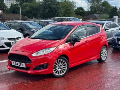 Used Ford Fiesta Titanium 120 HP (88 kW) 2014 Red Hatchback