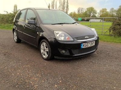 Begagnad Ford Fiesta Zetec 79 HK (58 kW) 2007 Svart Halvkombi
