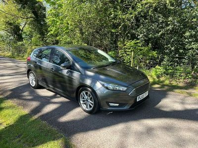 Usado Ford Focus Zetec 125 HP (91 kW) 2015 Cinzento Citadino