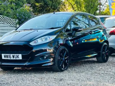 Usado Ford Fiesta Zetec 95 HP (69 kW) 2016 Preto Citadino