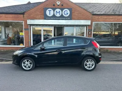 Begagnad Ford Fiesta Zetec 140 HK (102 kW) 2016 Svart Halvkombi