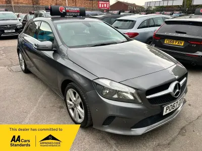 Usado Mercedes A180 Executive 109 HP (80 kW) 2017 Cinzento Citadino