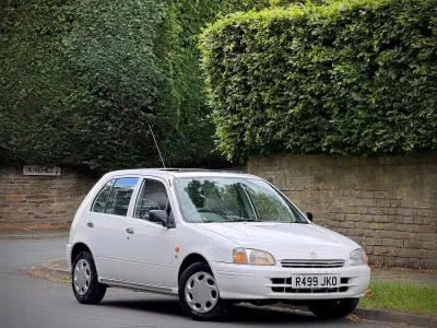 Used Toyota Starlet 75 HP (55 kW) 1998 White Hatchback