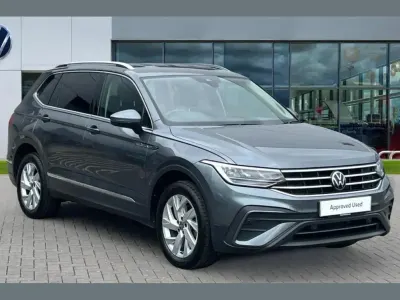 Used VW Tiguan Allspace Life 150 HP (110 kW) 2024 Platinum grey metallic SUV