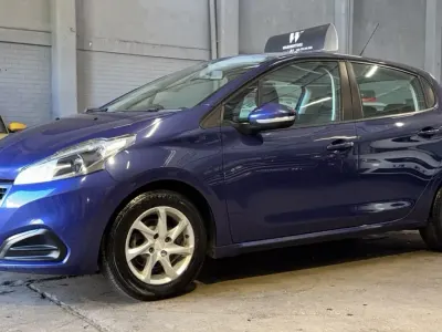Gebraucht Peugeot 208 Active 82 PS (60 kW) 2015 Blau Kleinwagen