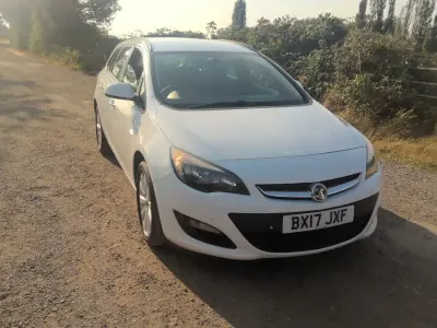Used Vauxhall Astra 2017 White Estate