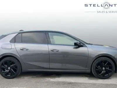 Begagnad Vauxhall Astra S 128 HK (94 kW) 2024 Svart Halvkombi