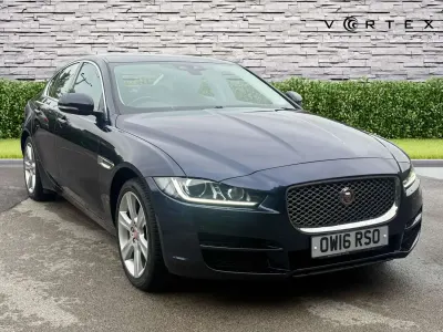 Używany Jaguar XE Portfolio 180 KM (132 kW) 2016 Niebieski Sedan/Limuzyna
