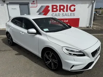 Gebraucht Volvo V40 R-Design 150 PS (110 kW) 2017 Weiß Kleinwagen