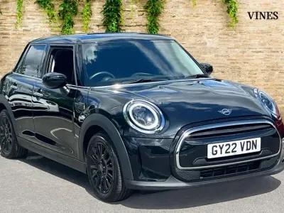 Używany Mini Cooper Classic 134 KM (98 kW) 2022 Czarny Hatchback
