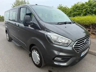 Usado Ford Tourneo 130 CV (95 kW) 2018 Gris Monovolumen