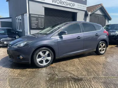 Gebraucht Ford Focus Zetec 115 PS (84 kW) 2014 Grau Kleinwagen