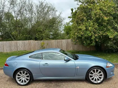 Usado Jaguar XK 300 HP (220 kW) 2008 Azul Coupé