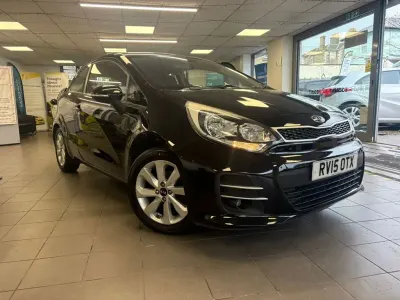 Begagnad Kia Rio 84 HK (61 kW) 2015 Svart Halvkombi