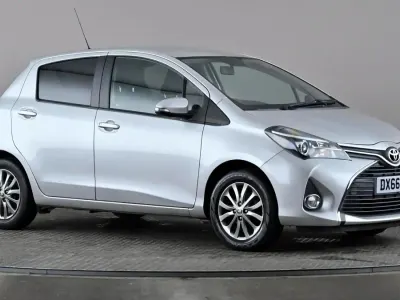 Używany Toyota Yaris 99 KM (72 kW) 2016 Srebrny Hatchback