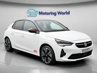 Begagnad Vauxhall Corsa-e SRi 100 kW (136 HK) 2021 Vit Halvkombi
