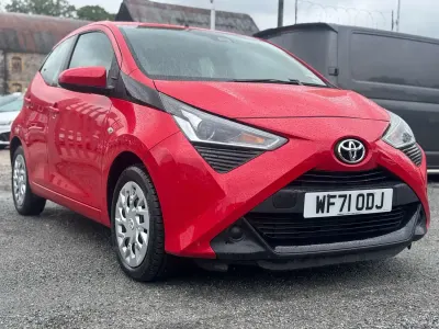 Usado Toyota Aygo X-play 2021 Rojo Utilitario