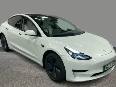 Używany Tesla Model 3 Standard Range 180 kW (245 KM) 2022 Biały Sedan/Limuzyna