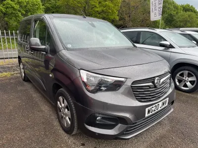 Usado Vauxhall Combo S 100 HP (73 kW) 2020 Cinzento Monovolume