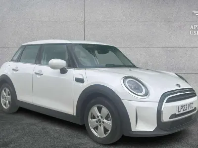 Usado Mini Cooper Classic 134 HP (98 kW) 2023 Branco Citadino