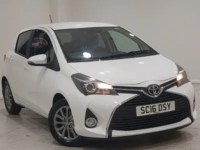 Used Toyota Yaris 99 HP (72 kW) 2016 White Hatchback