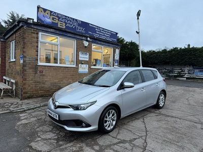 Used Toyota Auris Business Edition 90 HP (66 kW) 2015 Silver Hatchback