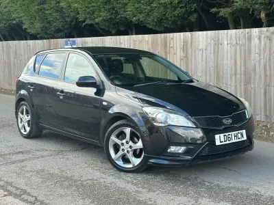 Käytetty Kia Ceed 2011 Musta Viistoperä